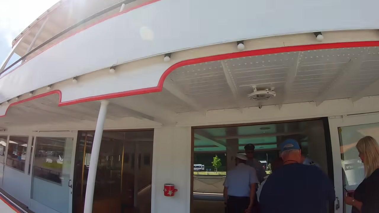 Chuyến du thuyền thư giãn trên dòng sông Aare xanh biếc ở Interlaken.