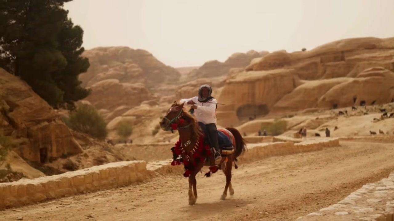 Cảnh tượng hóa thạch khủng long được bảo tồn gần như nguyên vẹn trong lớp cát của Gobi.