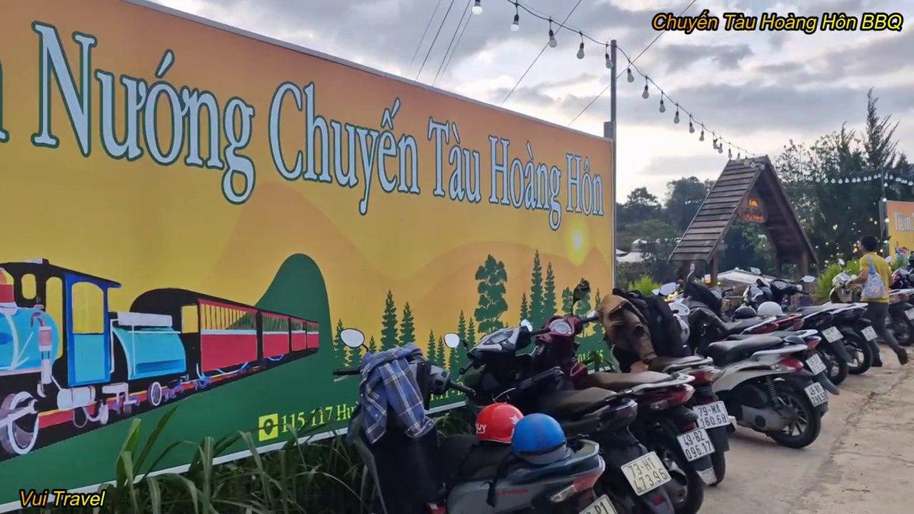 Thực khách vừa thưởng thức đồ nướng vừa háo hức chờ đợi chuyến tàu đi qua.