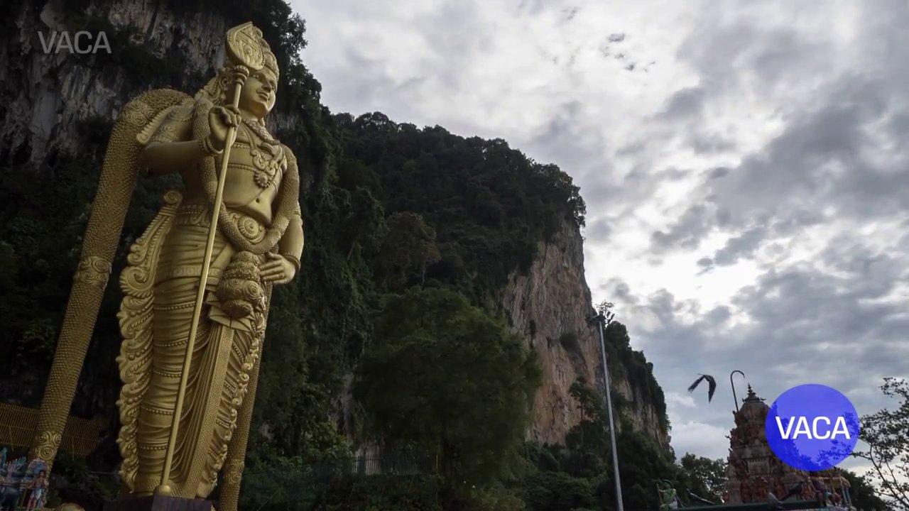 Bức tượng Thần Murugan bằng vàng cao vút trước cửa Hang động Batu.