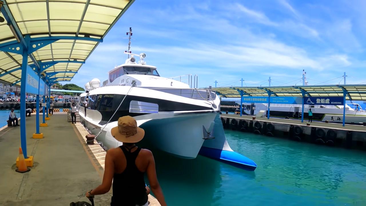 Khung cảnh bình minh hoặc hoàng hôn tuyệt đẹp trên sông Tình Yêu (Love River) ở Cao Hùng.