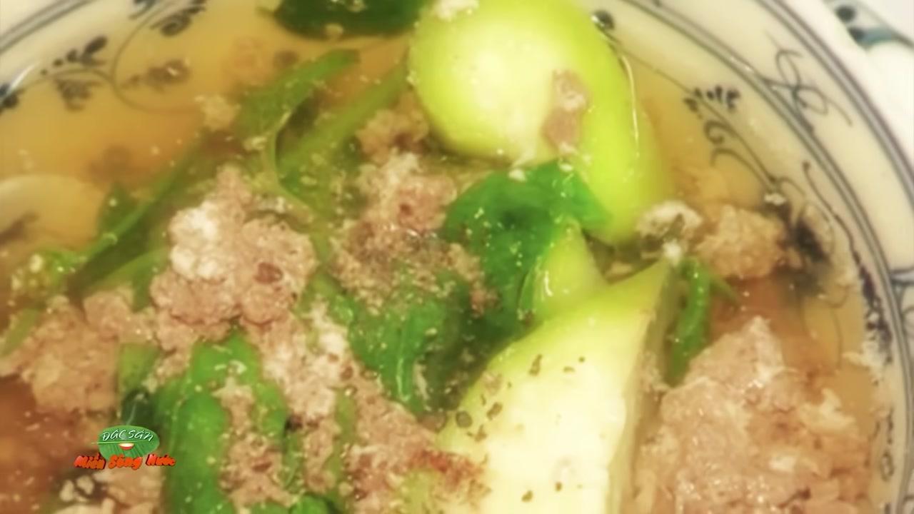 Cây bần với rễ chống đặc trưng mọc ven sông, tạo nên nét thơ mộng cho cảnh quan miền Tây.