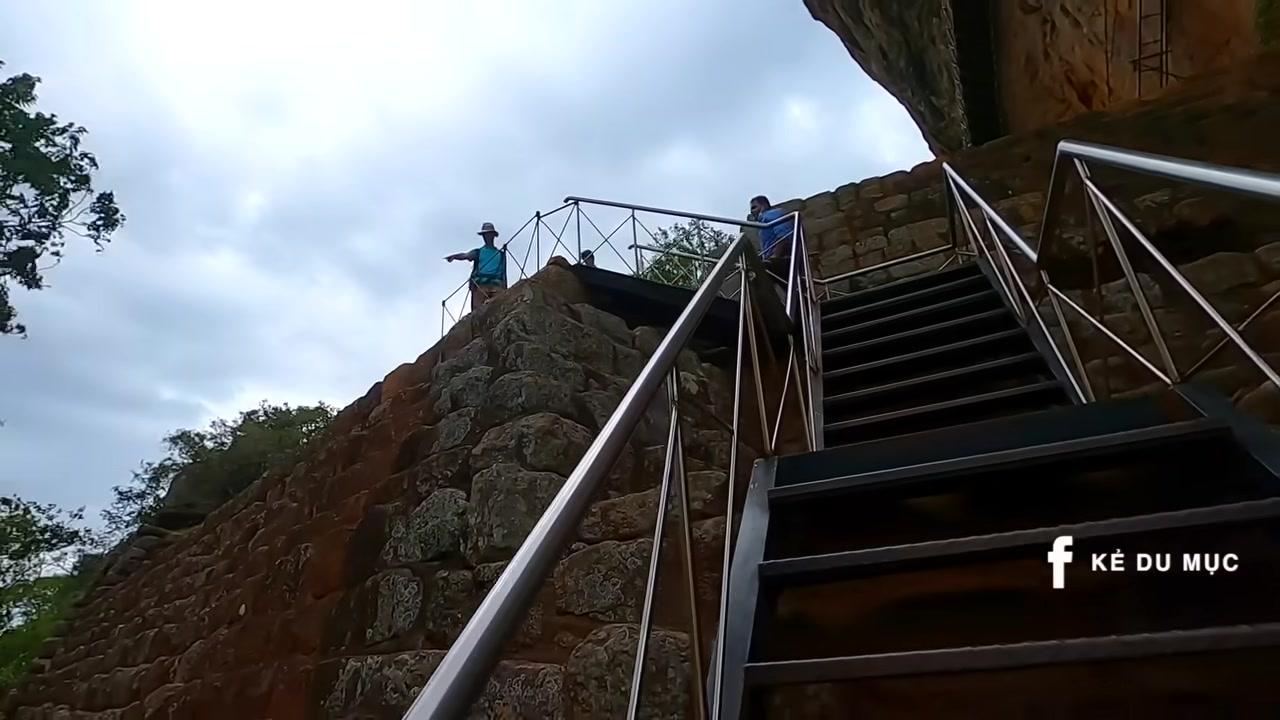 Quang cảnh nhìn từ đỉnh Sigiriya xuống khu rừng và đồng bằng xung quanh - một view toàn cảnh ngoạn mục.