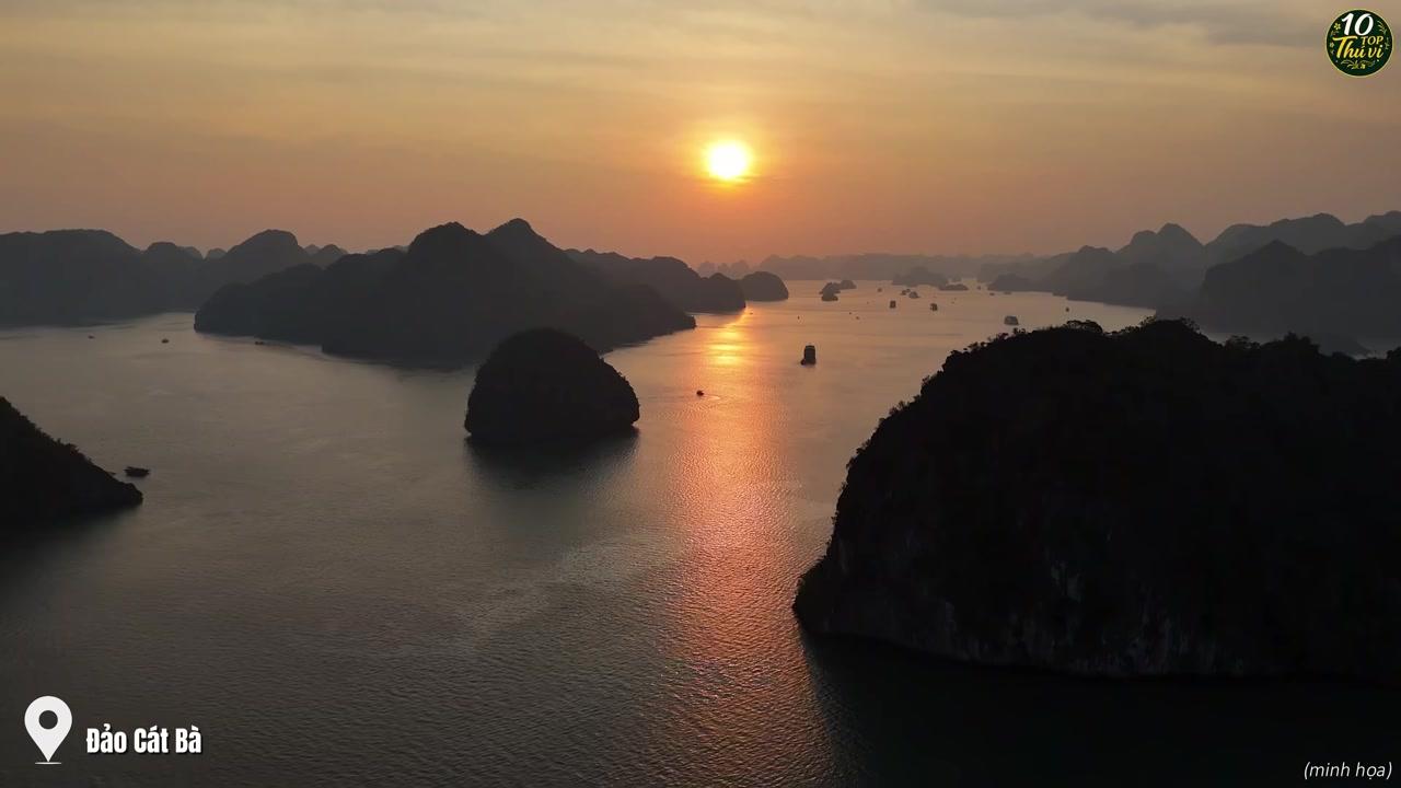 Cảnh quan núi đá vôi hùng vĩ và làn nước xanh ngọc đặc trưng của Vịnh Lan Hạ, Cát Bà.