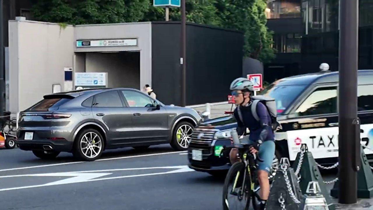 Hoàng hôn buông xuống Shibuya, kết thúc một ngày đầy bất ngờ.