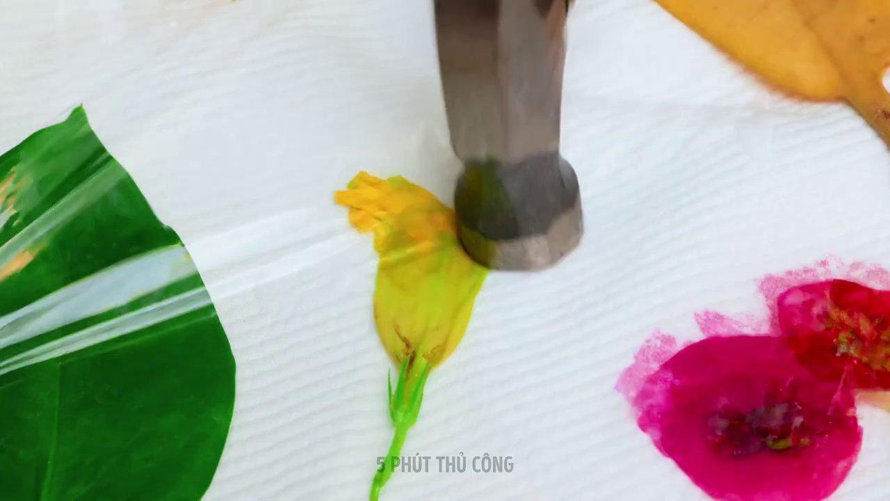 Cảnh thư giãn bên hồ bơi với làn nước trong xanh và bầu trời mùa hè.