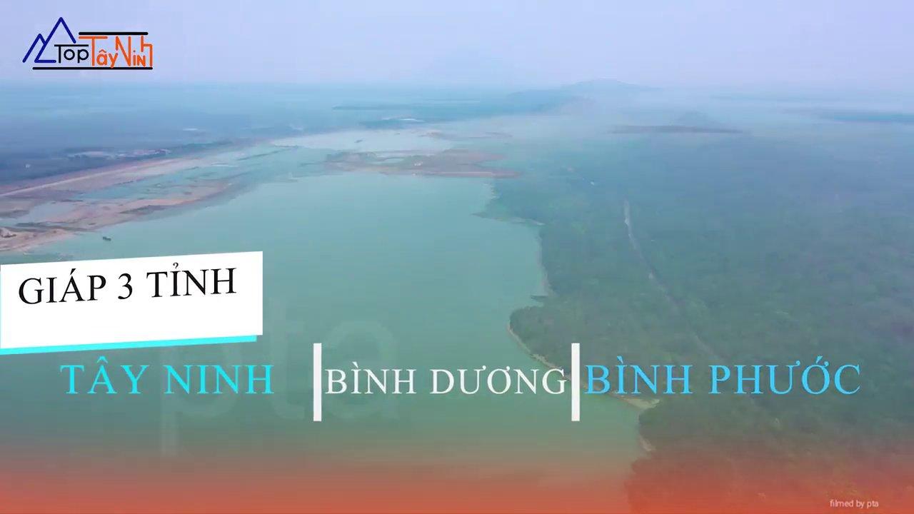 Mặt hồ Dầu Tiếng rộng lớn và yên bình vào lúc hoàng hôn.