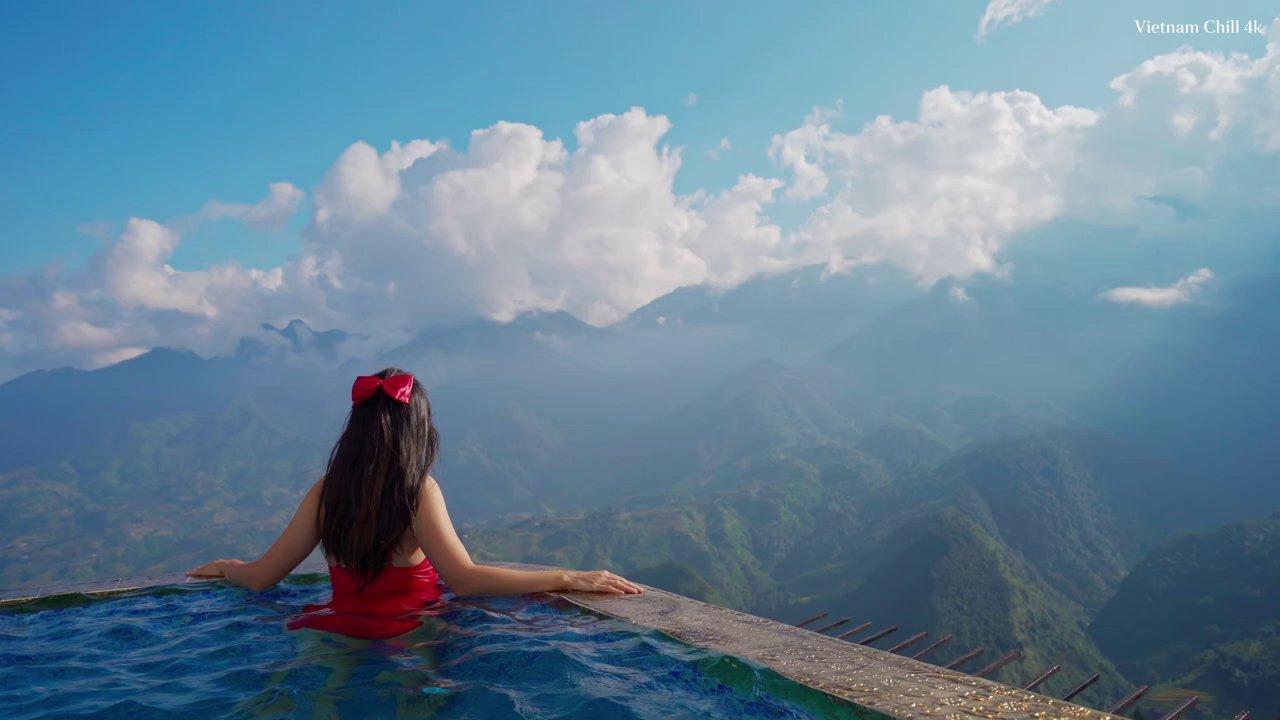 Cận cảnh những dải mây mù lãng đãng ôm lấy đỉnh núi, tạo nên khung cảnh tựa chốn bồng lai tiên cảnh.