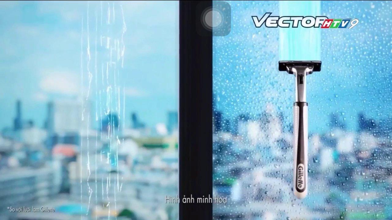 Một người đang ngồi bên cửa sổ xe buýt, nhìn ra cảnh vật bên ngoài, không nhìn vào điện thoại.