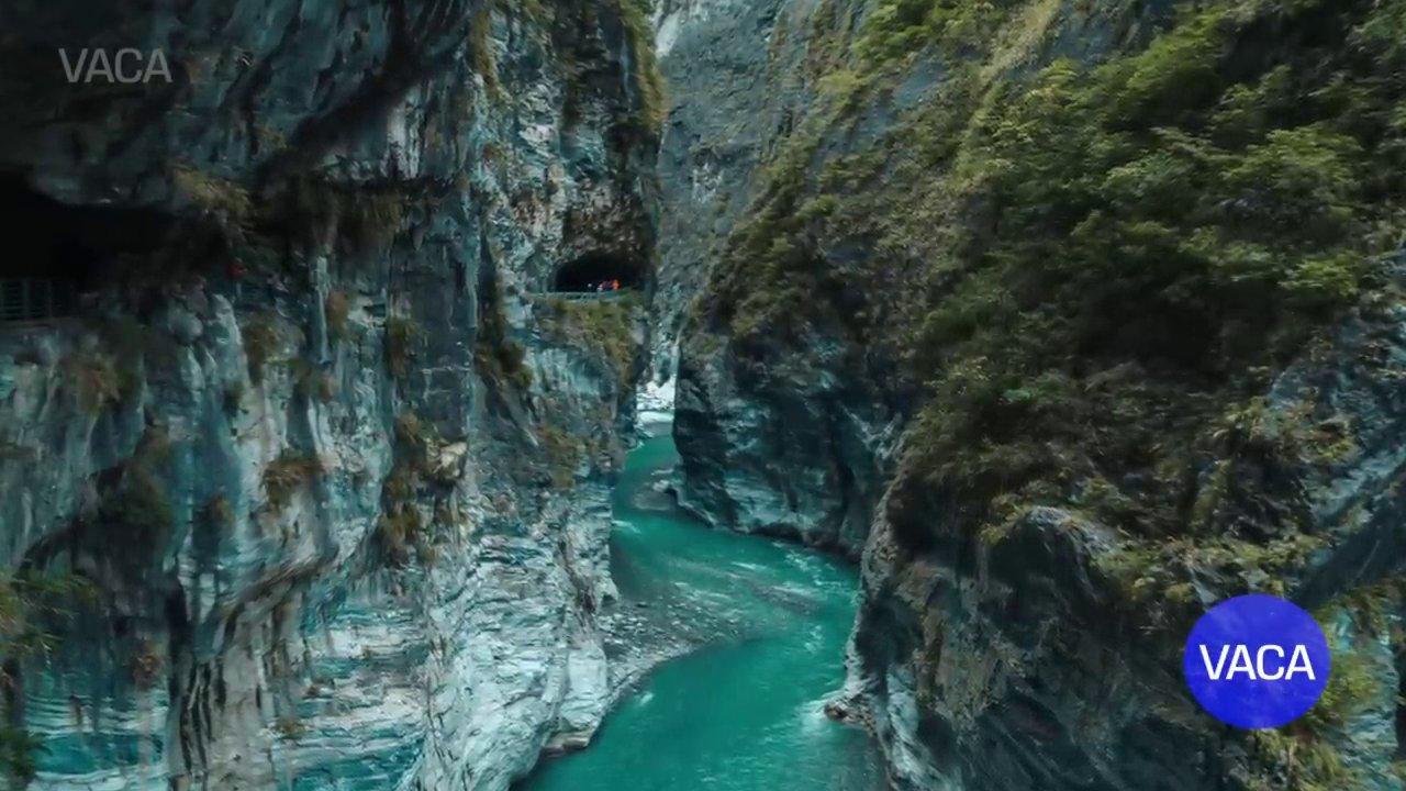 Hẻm núi Taroko với những vách đá dựng đứng cao trung bình 800 mét.