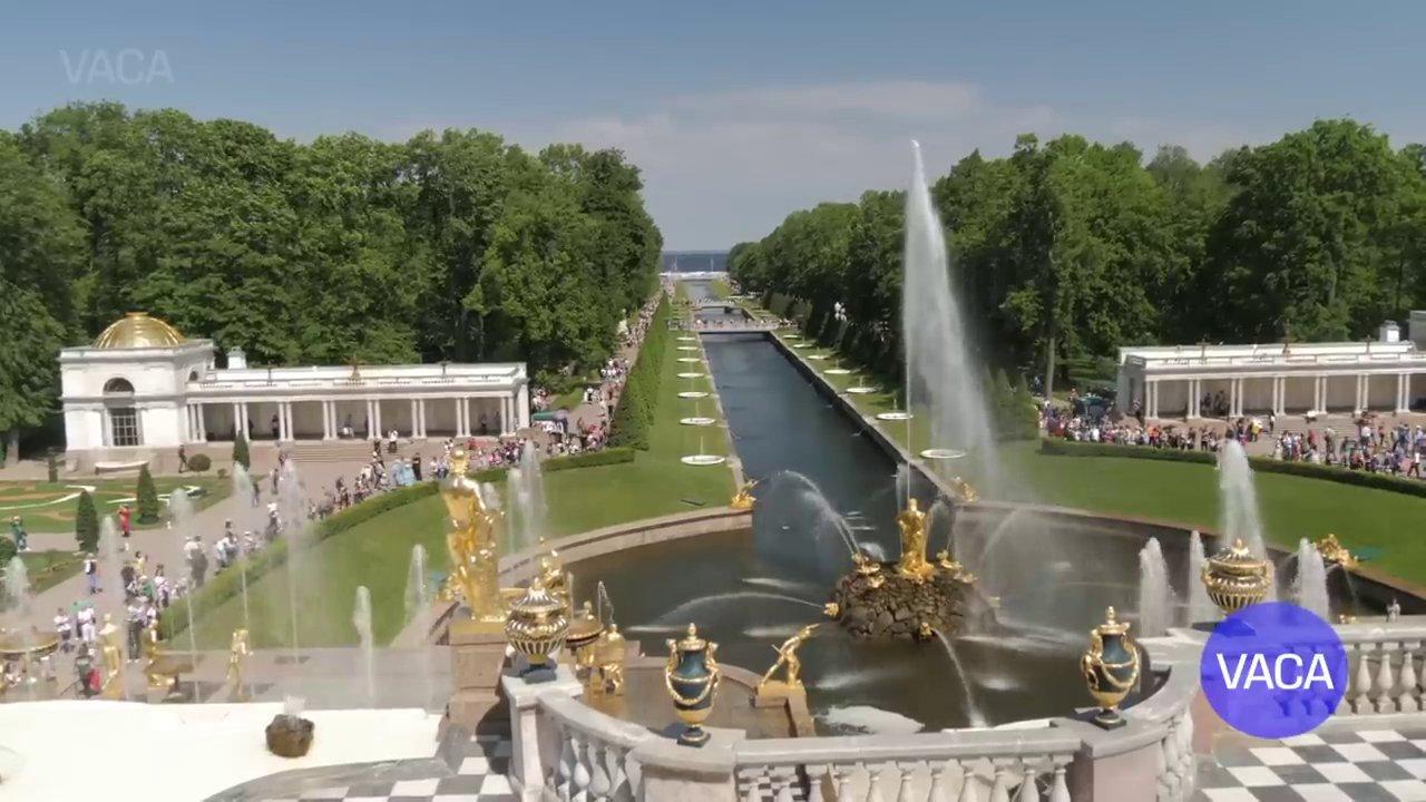 Cung điện Mùa Đông (Bảo tàng Hermitage) tráng lệ bên bờ sông Neva.