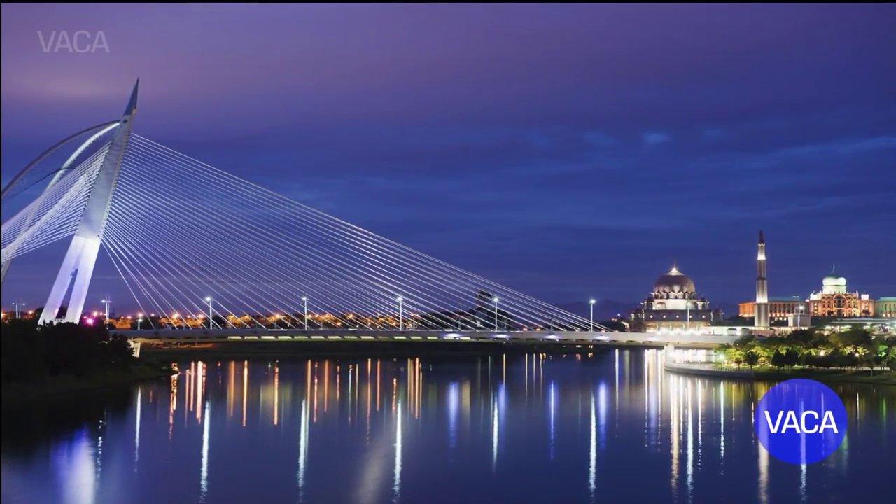 Toàn cảnh thành phố Penang với kiến trúc thuộc địa và biển xanh.