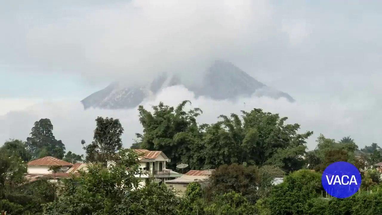 Cảnh bình minh huyền ảo trên miệng núi lửa Bromo đang hoạt động, với những cột khói bốc lên nghi ngút.