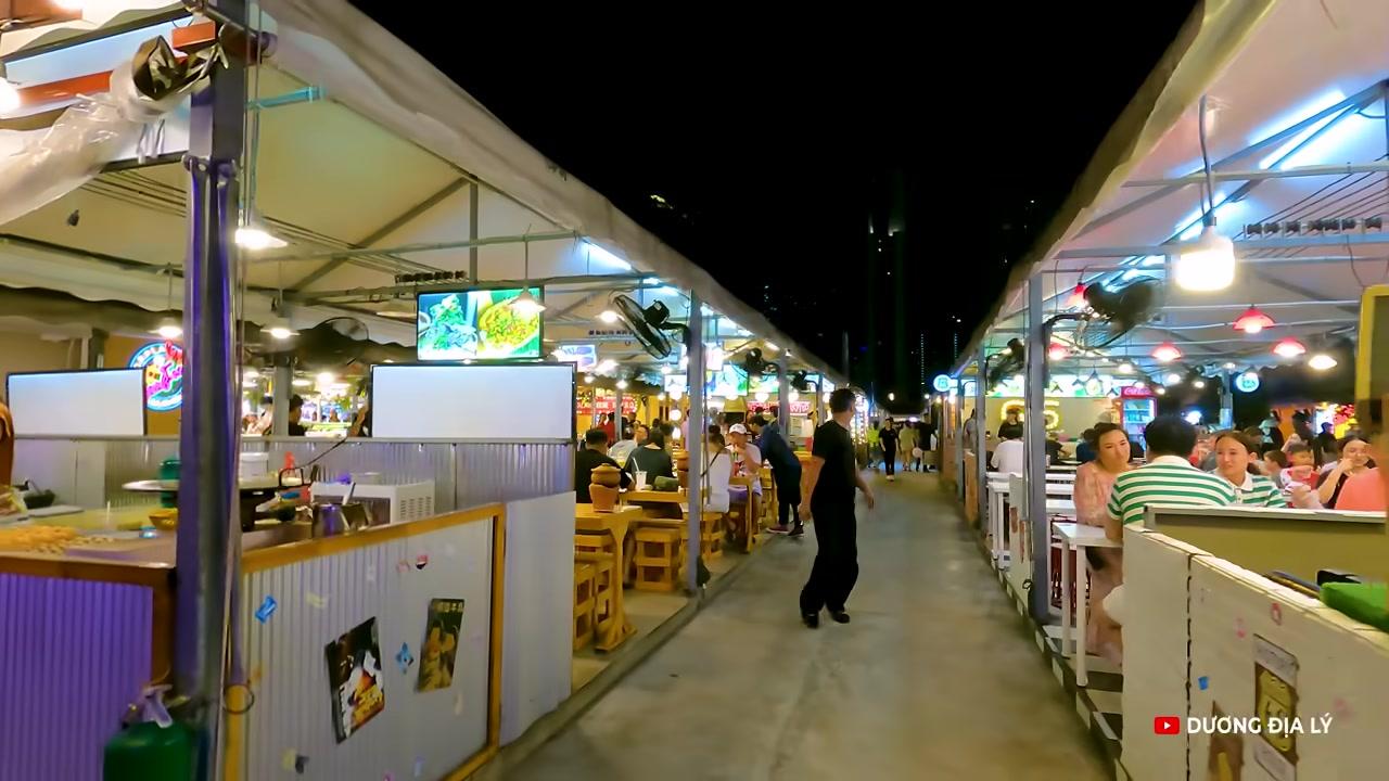 Cảnh phố đèn đỏ ở Bangkok, nơi mại dâm hoạt động công khai dù bất hợp pháp.