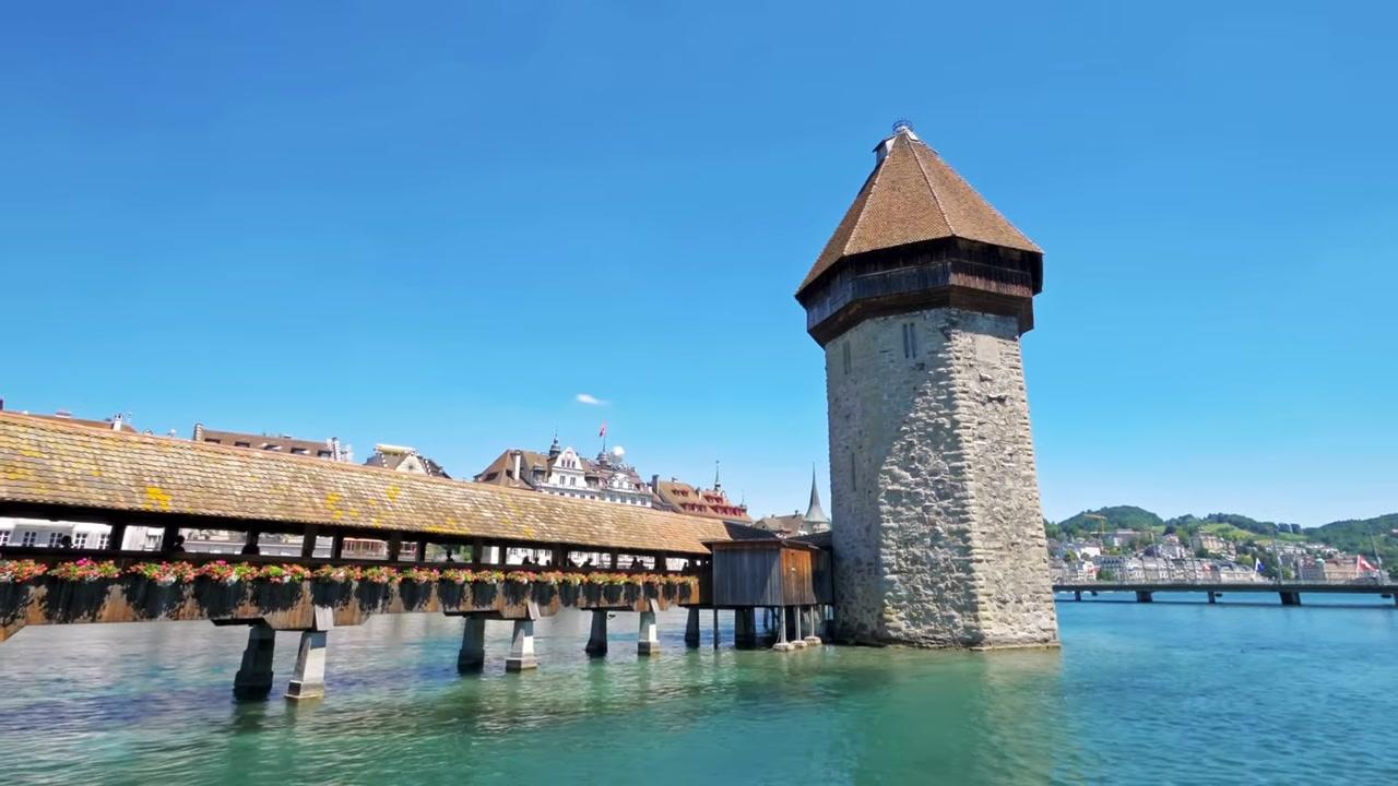 Cây cầu Chapel (Kapellbrücke) - biểu tượng bằng gỗ lâu đời của thành phố Lucerne.