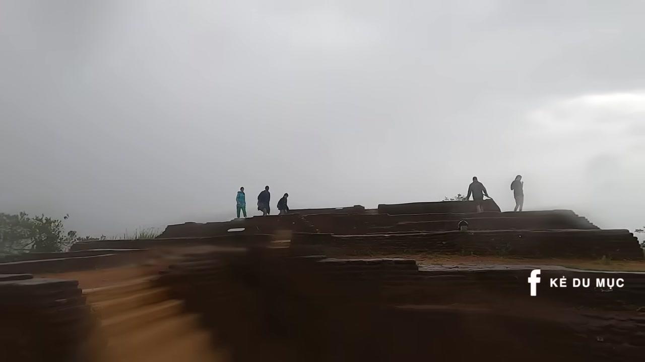 Một con khỉ đang đùa giỡn trên tảng đá, minh chứng cho hệ sinh thái tự nhiên được bảo vệ tốt xung quanh di tích.