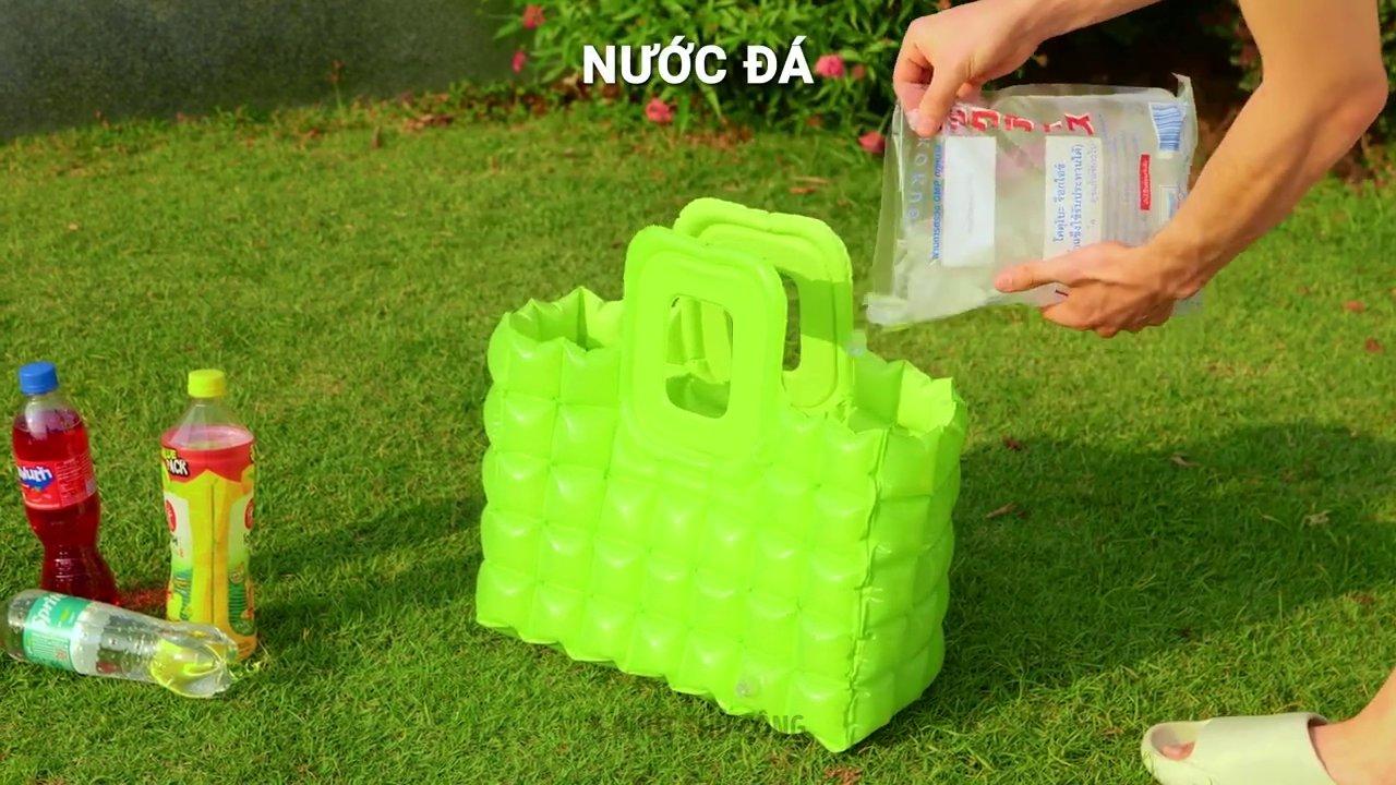 Một người đàn ông thư thái bên hồ bơi, tận hưởng không khí trong lành.