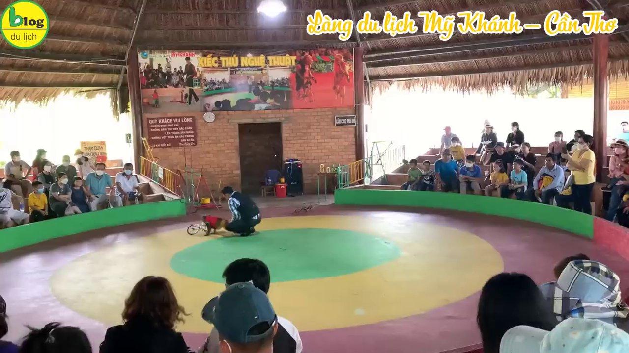 Khu nhà cổ và vườn cây ăn trái đặc trưng tại Làng du lịch Mỹ Khánh.