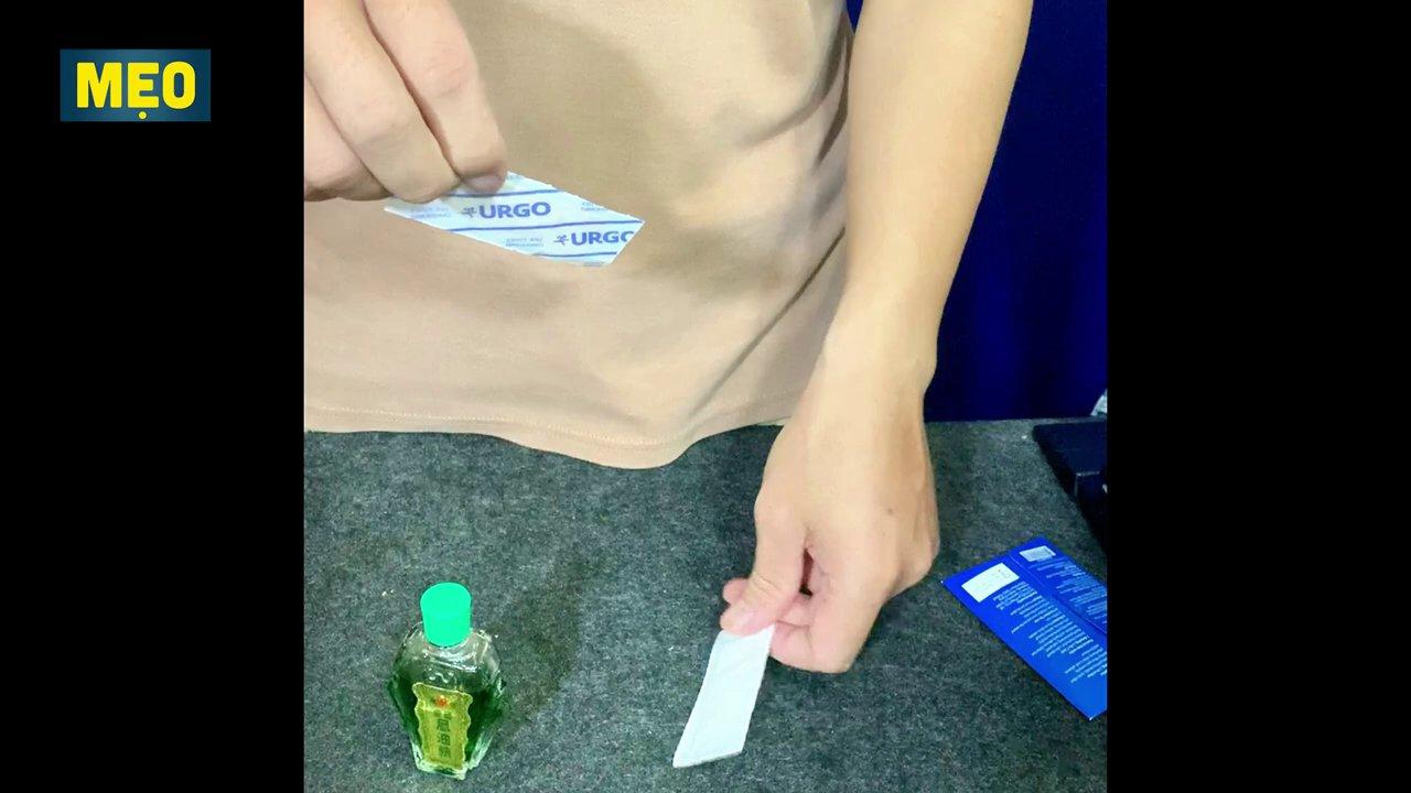 Nhỏ một giọt tinh dầu vào miếng băng cá nhân, sau đó dán lên lồng quạt.