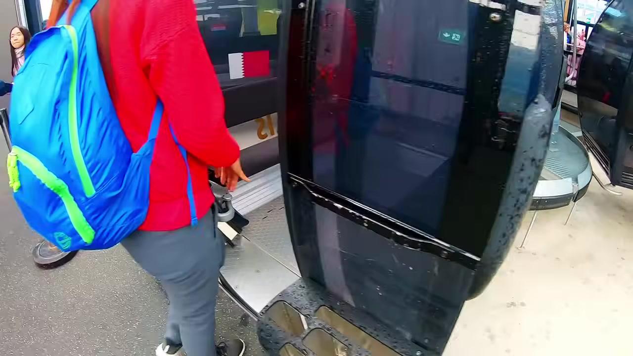 Chuyến cáp treo nhỏ đưa du khách vượt qua con suối xanh ngọc trên đường lên núi Titlis.