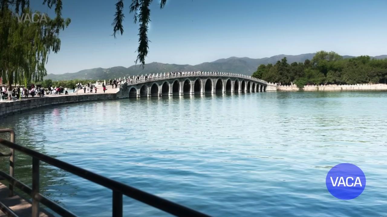 Góc nhìn từ trên cao của Tử Cấm Thành với những dãy cung điện ngói vàng trải dài, thể hiện quy mô hoàng gia.