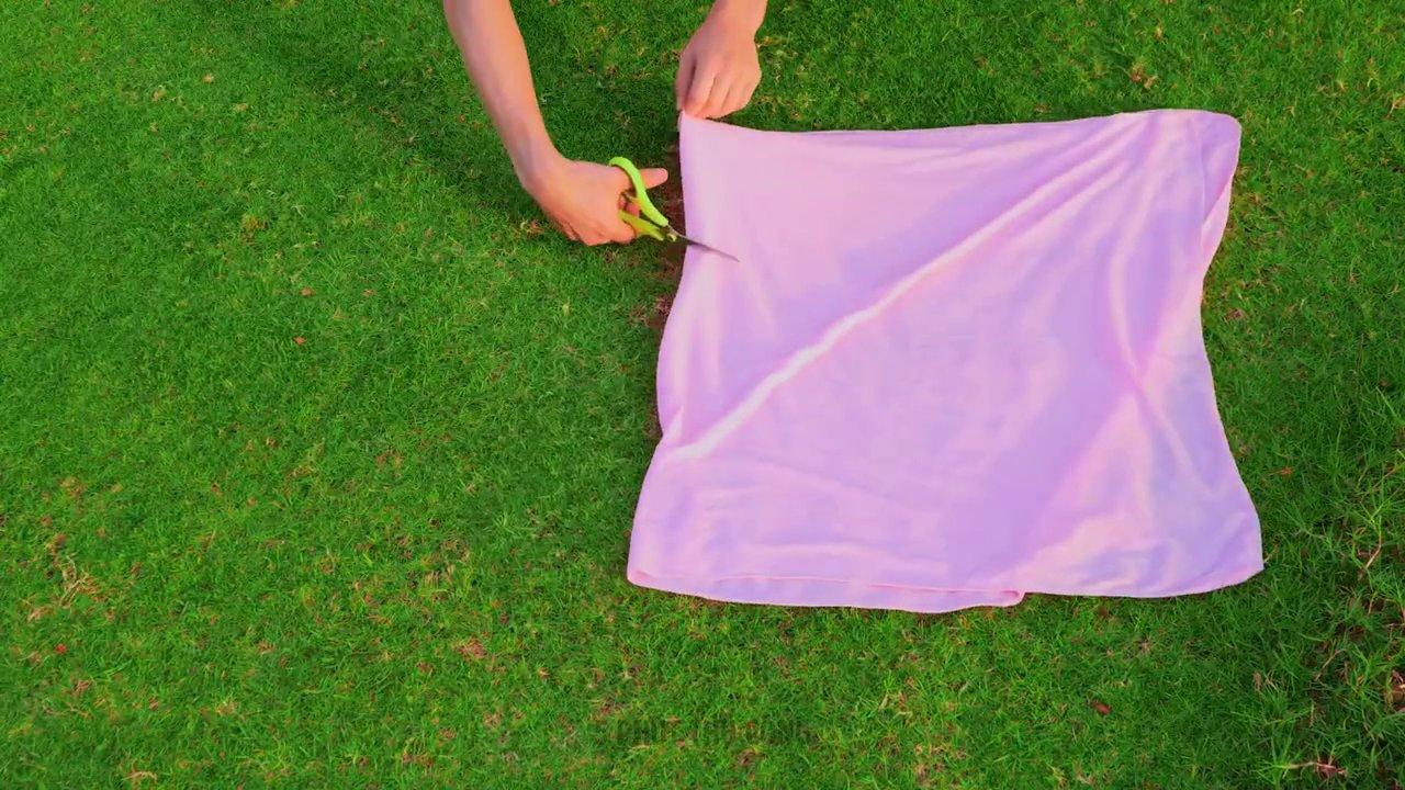 Một chiếc túi vải nhỏ được dùng để đựng đồ ướt, giúp giữ cho vali luôn khô ráo.