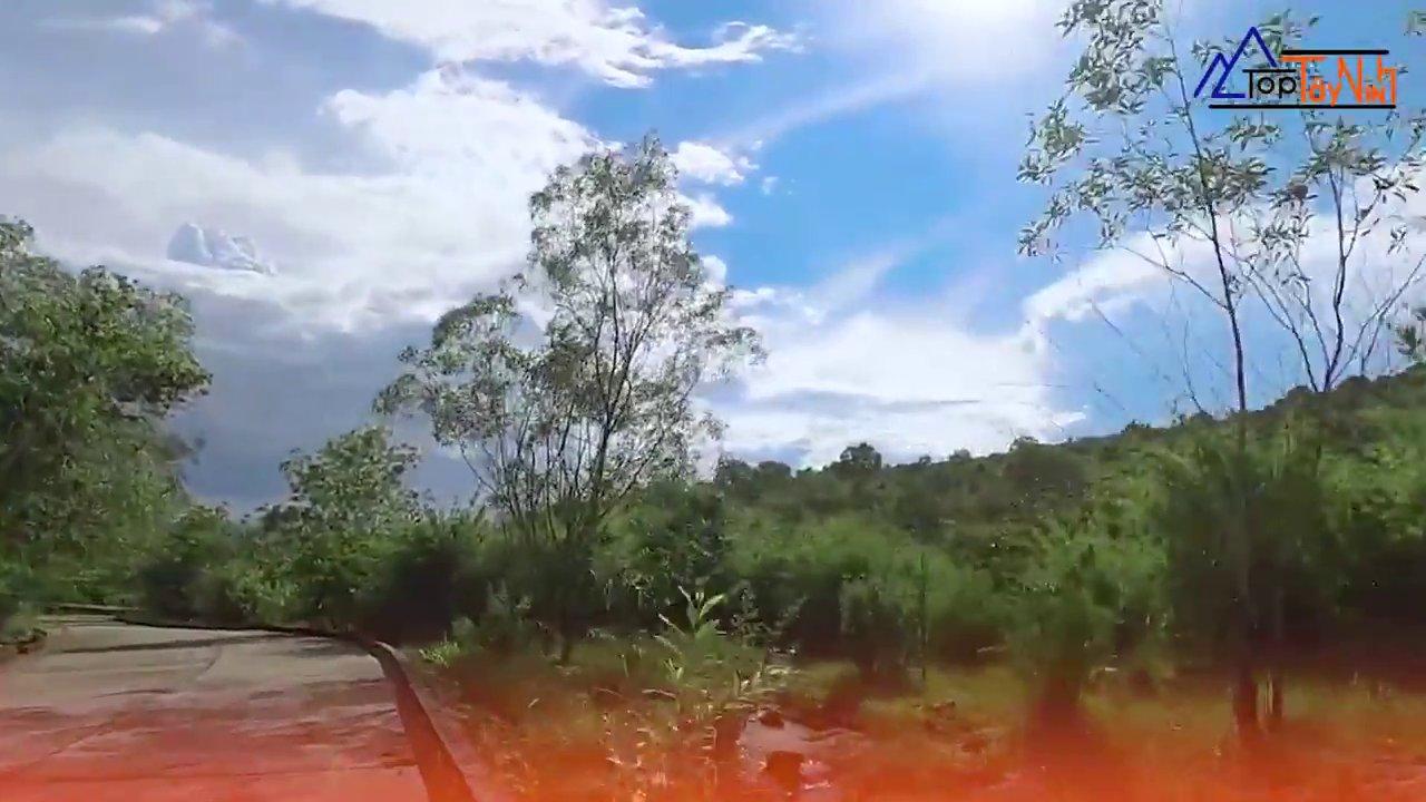 Dòng suối Trúc trong vắt uốn lượn giữa những tảng đá.