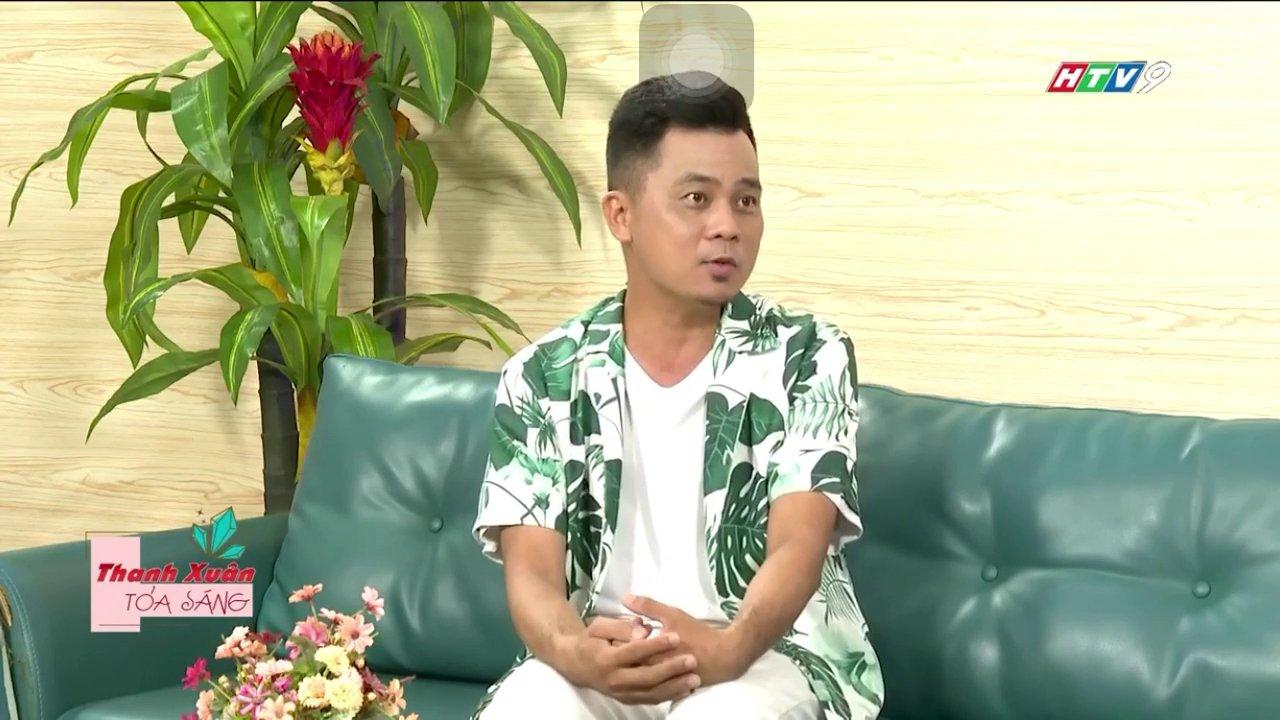 Hoàng hôn trên biển, một người đứng một mình nhìn ra phía xa, tạo cảm giác bình yên và chiêm nghiệm.