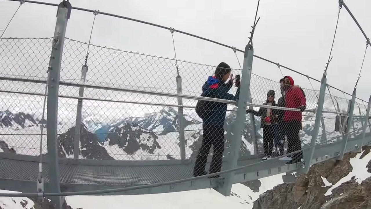 Cầu đi bộ treo Titlis Cliff Walk - thử thách can đảm với phần thưởng là view núi non ngoạn mục.