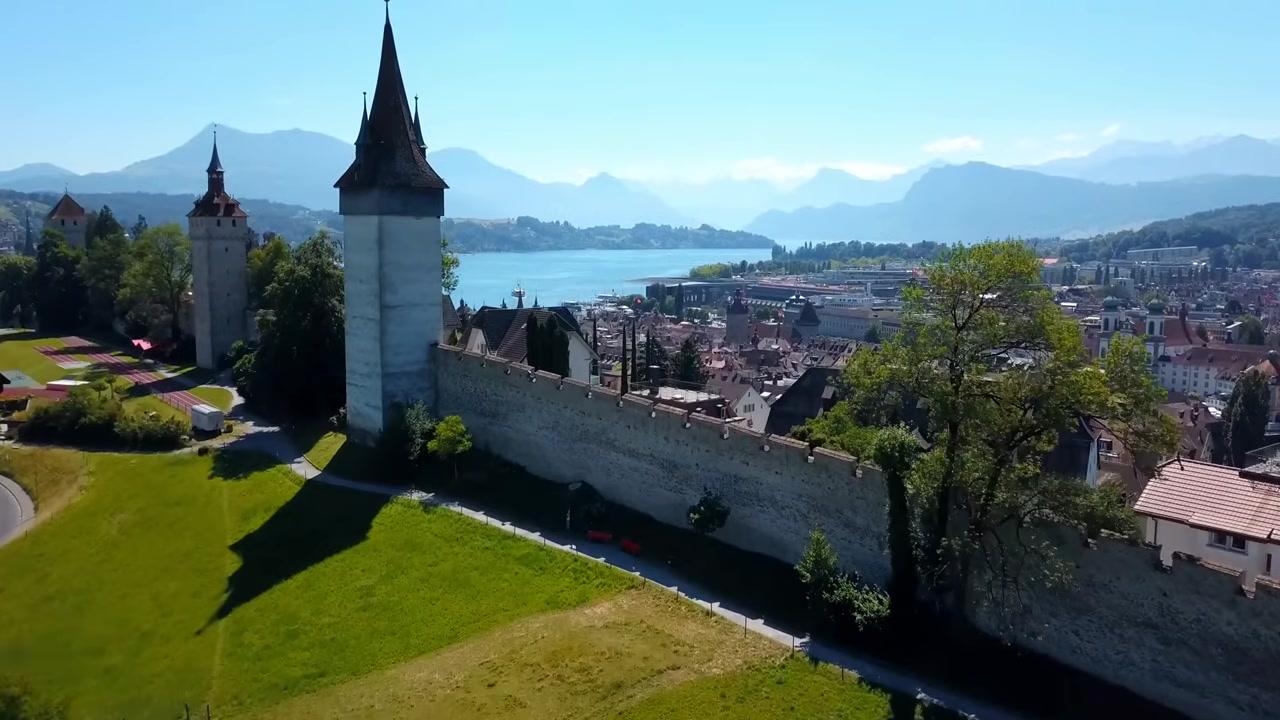 Toàn cảnh thành phố Lucerne nhìn từ trên tháp canh cổ.