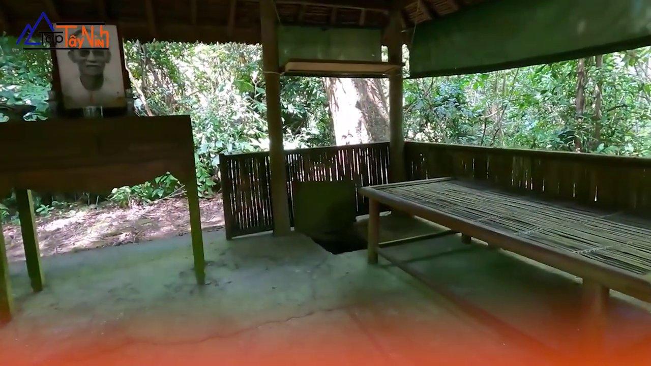 Hệ thống đường hầm dưới lòng đất trong khu căn cứ.