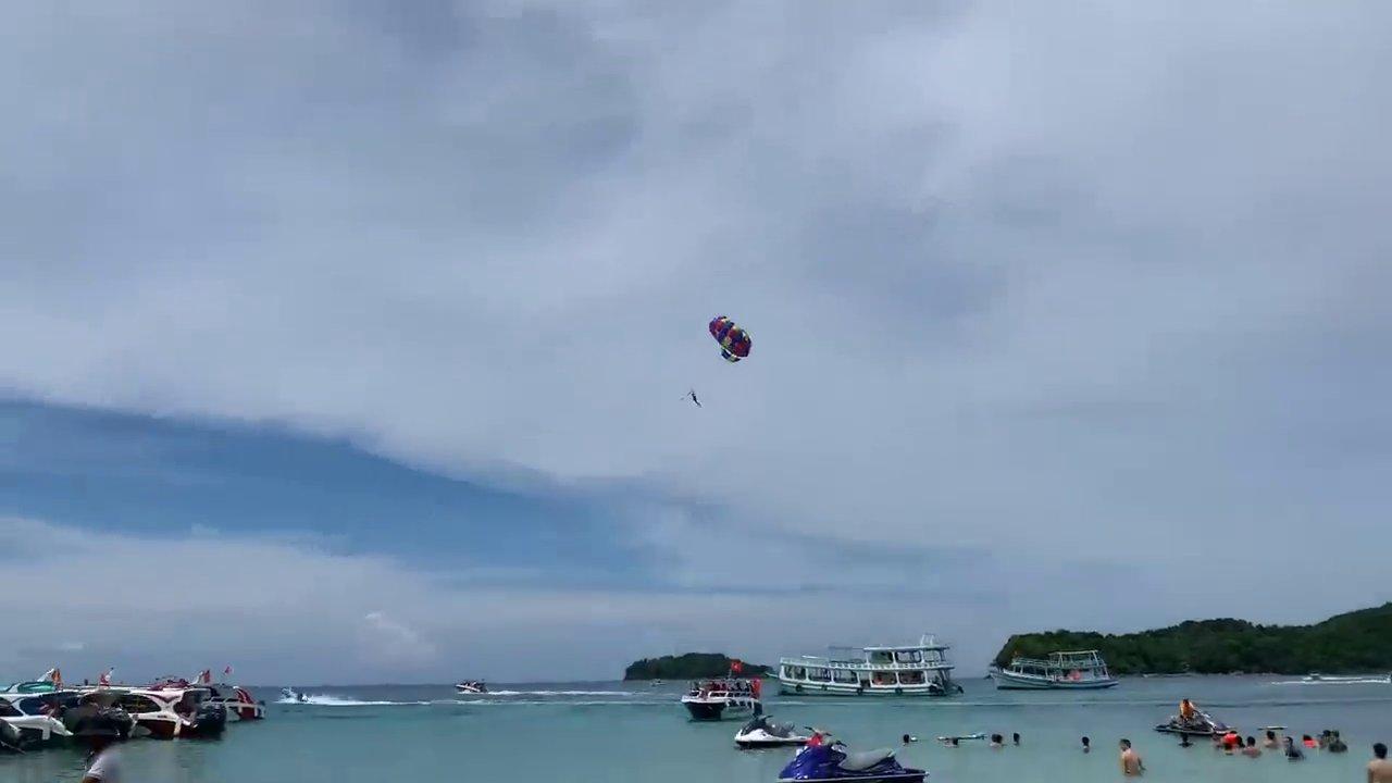 Du khách chèo xuồng khám phá con đường xuyên rừng tràm tại Làng nổi Tân Lập.